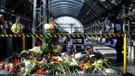 Blumen am Tatort am Hauptbahnhof in Frankfurt. 