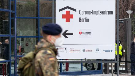 Bundeswehrsoldaten helfen an vielen Stellen der Pandemiekämpfung mit, etwa in Gesundheitsämtern - und auch im Messe-Impfzentrum.