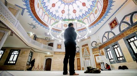 Zum Gebet: Der Islam werde in Deutschland anerkannt wie andere Religionen, meint der SPD-Politiker Ehrhart Körting.