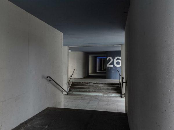 Märkisches Zentrum, Reinickendorf: Aufgang 26 sieht wohl aus wie alle anderen, die sich hinter wuchtigen Säulen verbergen. - Foto: Alexander Rentsch