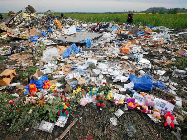 Anwohner haben an der Unglücksstelle der MH17 Blumen und Stofftiere niedergelegt.