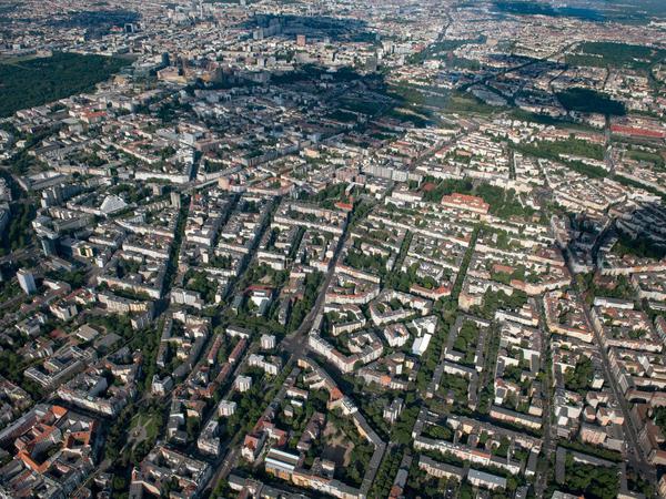 Dicht an dicht stehen Wohnhäuser. In Berlin wird der Wohnraum knapp und immer teurer. Das soll der Mietendeckel ändern.