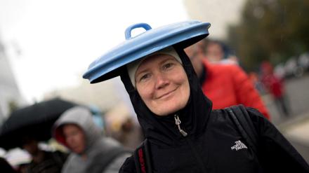 Schützt dann doch nur ein bisschen: Eine Frau trug den Mietendeckel bei einer Demonstration im Oktober förmlich auf dem Kopf.
