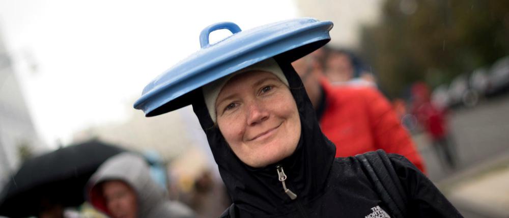 Schützt dann doch nur ein bisschen: Eine Frau trug den Mietendeckel bei einer Demonstration im Oktober förmlich auf dem Kopf.
