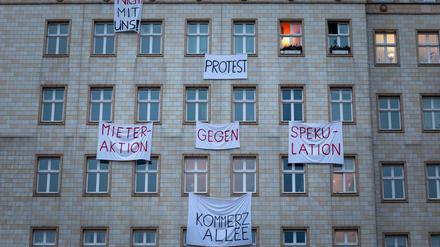 Mieter in der denkmalgeschützten Karl-Marx-Allee protestieren gegen den Verkauf von rund 700 Wohnungen an den umstrittenen Investor Deutsche Wohnen.