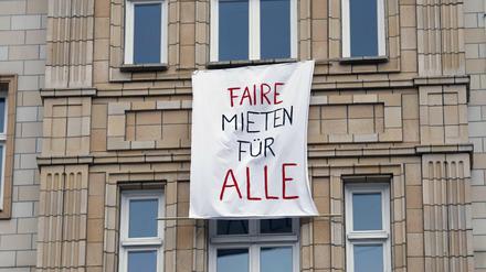 Die Mieter in der Karl-Marx-Allee protestieren gegen den Verkauf von rund 800 Eigentumswohnungen an die Deutsche Wohnen.