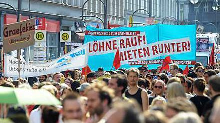 Teilnehmer einer Demonstration gegen steigende Mieten, Verdrängung und Armut ziehen am Anfang diesen Monats mit Transparenten durch Berlin.