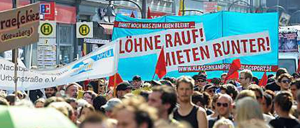 Teilnehmer einer Demonstration gegen steigende Mieten, Verdrängung und Armut ziehen am Anfang diesen Monats mit Transparenten durch Berlin.
