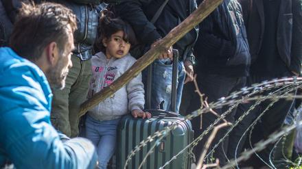 An dem türkisch-griechischen Grenzübergang sind tausende weitere Flüchtlinge mit dem Ziel EU eingetroffen.