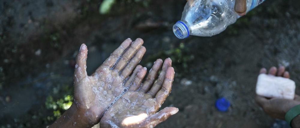 Ein Flüchtling wäscht sich im Flüchtlingslager Moria die Hände.