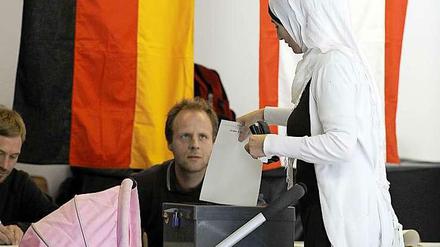 Auf geht’s an die Urne. Um möglichst viele Wähler zu erreichen, werben Berliner Politiker auch in fremden Sprachen.