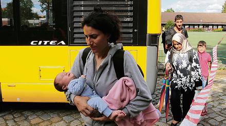 Flüchtlinge erreichen am Montag die Flüchtlingsunterkunft in Spandau. 