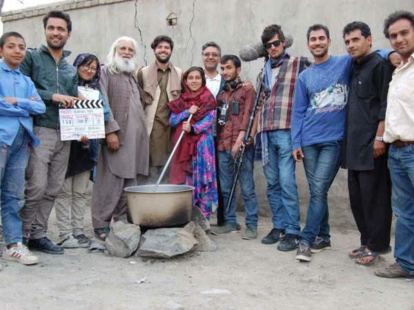 Leben spielen. Fast alle Akteure in "Mina Walking" sind Laien. In der Mitte Regisseur Yosef Baraki neben Farzana Nawabi (Mina).