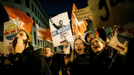 Demonstranten protestieren in Berlin gegen das Verhalten der FDP bei der Wahl Thomas Kemmerichs zum Ministerpräsidenten von Thüringen. 