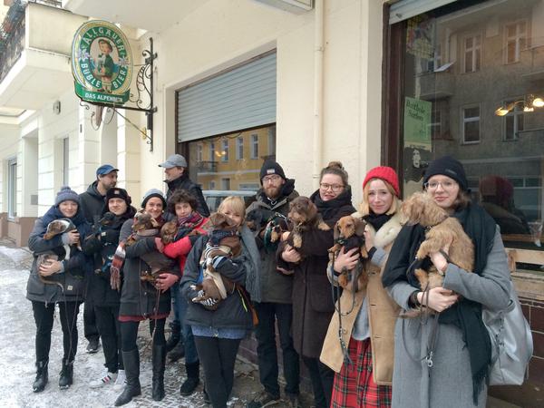 Besucher der Dackelkneipe in Berlin-Neukölln stehen am 08.01.2017 mit ihren Hunden auf dem Gehweg. 
