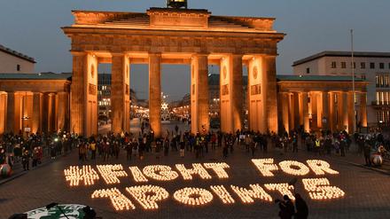 1,5,-Grad-Ziel. Mit einer Lichteraktion vor dem Brandenburger Tor in Berlin haben am Freitag 11.12.2020 Klimaaktivisten für verstärkte Anstrengungen gegen die Erderwaärmung geworben. Dabei formten mehr als 2.000 Kerzen den Spruch Fight for 1 point 5 , eine Aufforderung für die Einhaltung des 1,5-Grad-Ziels zu kämpfen. 