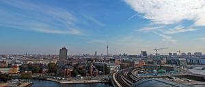 Blick vom Hauptbahnhof Berlin auf den Bezirk Mitte mit Fernsehturm am Alexanderplatz und Charité.
