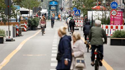 Fahrradfahrer fahren im September 2021 auf der Friedrichstraße auf einem damals autofreien Abschnitt. (Archivbild)