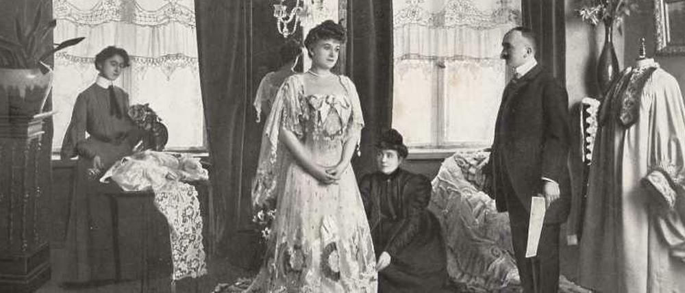 Eine Dame bei der Anprobe eines Kleides in einem Modegeschäft.