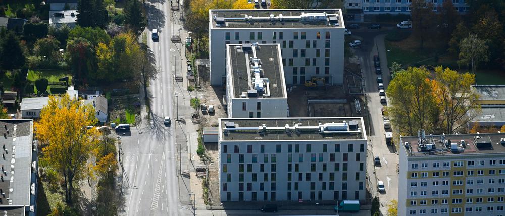 Eine Baustelle zum Neubau einer Modulare Unterkunft für Flüchtlinge als Flüchtlingsheim- und Asylunterkunftsgebäude an der Salvador-Allende-Straße im Ortsteil Köpenick in Berlin.