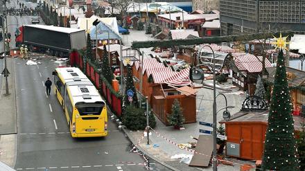  Der Tatort am Breitscheidplatz in Berlin. Auf dem Foto sieht man, wie der Sattelauflieger des LKW von einer roten Zugmaschine abgeschleppt wird. 