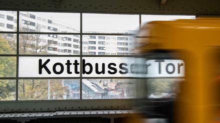 Weil die U-Bahn hier unterbrochen ist, fahren Busse zwischen Kottbusser Tor und Gleisdreieck.