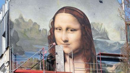 Die übergroße Mona Lisa blickt auf die Straße an der East Side Gallery.
