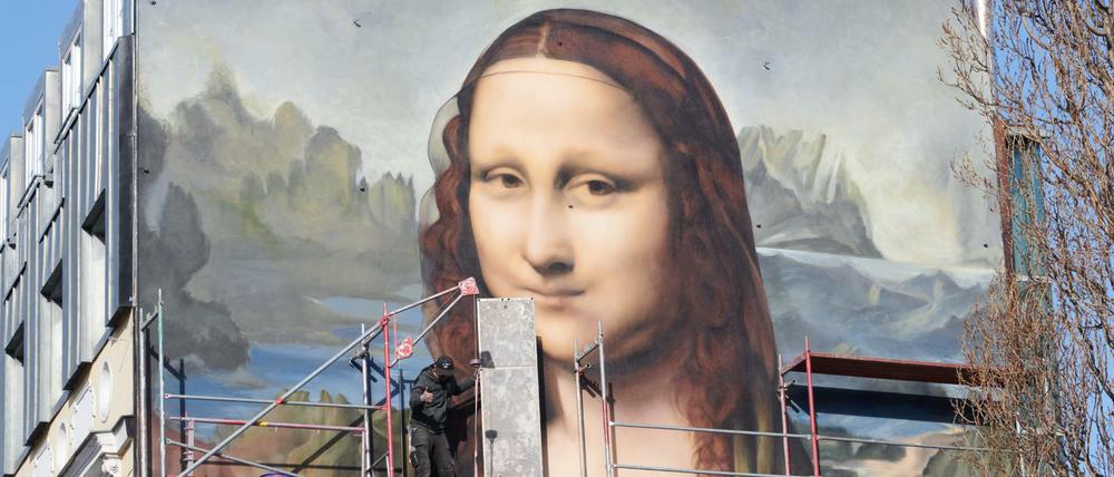 Die übergroße Mona Lisa blickt auf die Straße an der East Side Gallery.