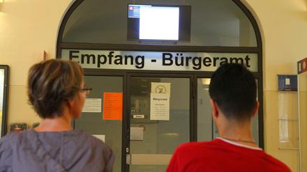 Wartende Besucher im Bürgeramt Charlottenburg-Wilmersdorf. 