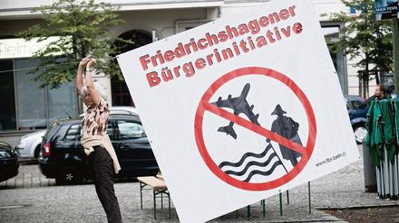 Eine Teilnehmerin einer Demonstration gegen die geplante Flugrouten für den Flughafen Berlin Brandenburg.