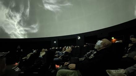 Bei einer früheren Aufführung des multimedialen Hörspiels „Moonbreaker 2121“ in Jena blicken die Zuschauer:innen in die Nachthimmel-Animation.