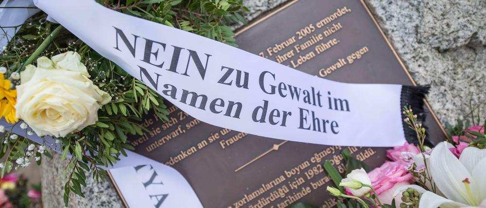 Der Fall von Maryam H. erinnert an den Tod Hatun Sürücüs, die 2005 in Berlin von ihrem Bruder erschossen wurde. An der Stelle steht heute ein Gedenkstein.