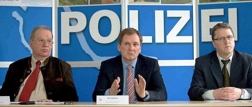 Pressekonferenz der Polizei und Oberstaatsanwaltschaft nach Aufklärung des Verbrechens.