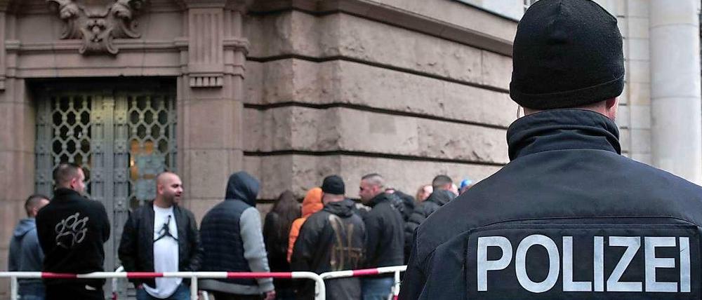 Polizei und Besucher vor dem Gerichtssaal in Berlin-Moabit.