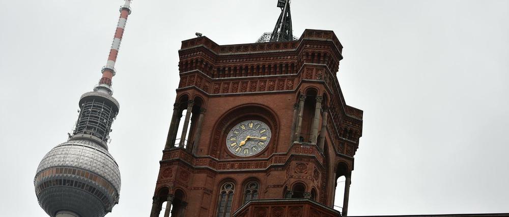 Regenbehangene Wolken ziehen am Freitagmorgen Roten Rathaus und am Fernsehturm vorbei.