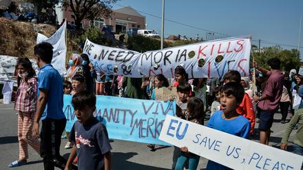 Kinder und Jugendliche aus dem überfüllten und im September abgebrannten Lager Moria auf Lesbos während eines Protestmarschs gegen ihre Lebensbedingungen.