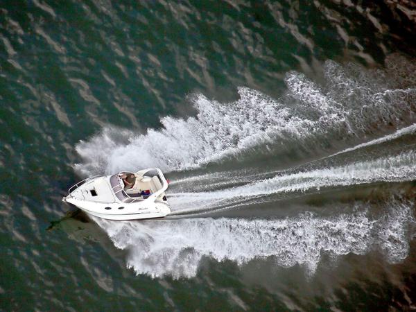 Motorboot rauscht übers Wasser.