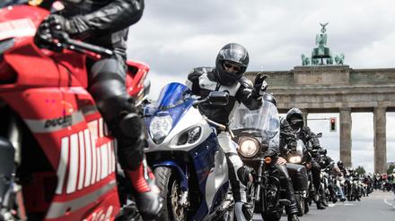 Einige hundert Motorradfahrer nahmen am Motorradkorso gegen das drohende Fahrverbot teil.