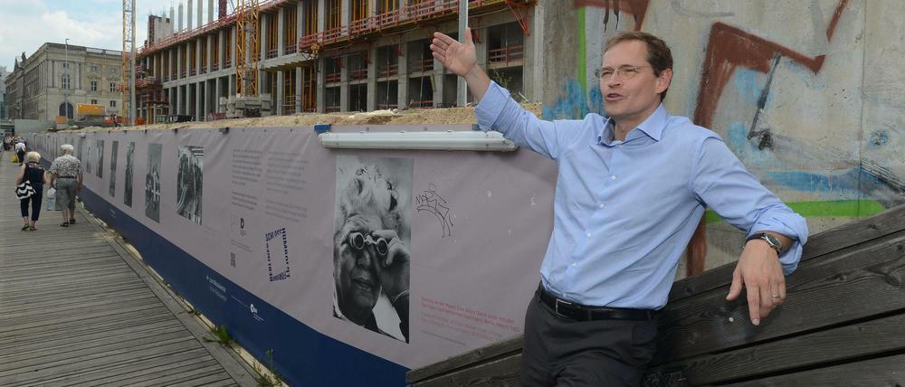 Viel zu tun: Michael Müller bei einem Baustellenrundgang am Humboldt-Forum.
