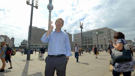 Das Ohr an der Stadt. Michael Müller, 49, ist derzeit Senator für Stadtentwicklung in Berlin. Hier hat er sich mal den Alexanderplatz angesehen. 