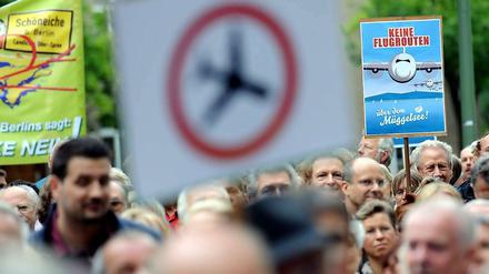 Demonstranten protestieren in Berlin-Friedrichshagen gegen die geplanten Flugrouten des BER über Friedrichshagen und den Müggelsee. 