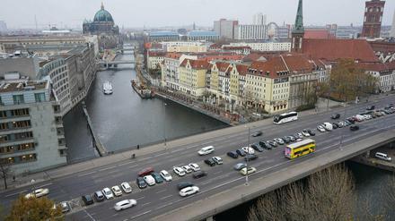 Noch ist sie achtspurig: Verkehr fließt über die Mühlendammbrücke in der Nähe des Alexanderplatzes. 
