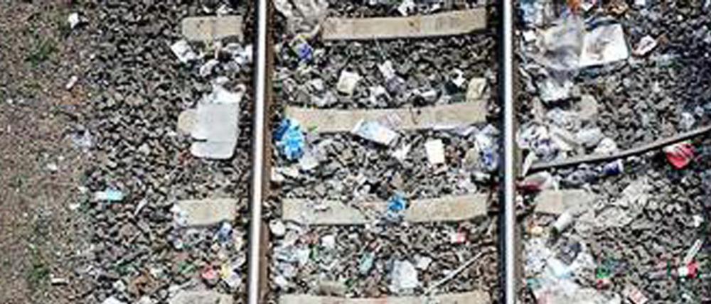Müll auf den Gleisen am Bahnhof Warschauer Straße in Berlin-Friedrichshain.