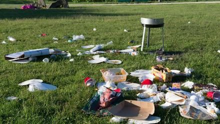 Müllberge in den Parks stören viele Berliner. Der Bezirk Friedrichshain-Kreuzberg will nun häufiger reinigen lassen.