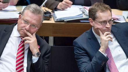Wahlkampf vor Augen: Frank Henkel und Michael Müller sind schon länger auf Abstand - nun hat der Regierende seinen Koalitionspartner nich über die BER-Volte informiert.