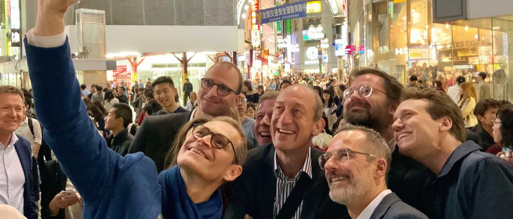 Ein Selfie mit den Mitgereisten: Michael Müller macht ein Foto mit seinen Begleitern. 