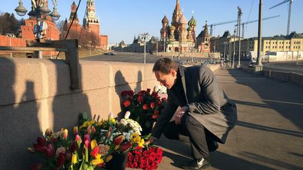 Berlins Regierender Bürgermeister Michael Müller (SPD) legt auf der Moskwa-Brücke in Moskau für den erschossenen russischen Oppositionspolitikers Boris Nemzow Blumen nieder.