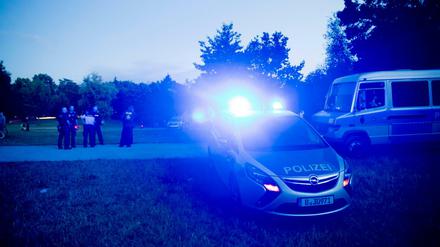 Kontrolle ist besser: Polizeifahrzeuge stehen nachts im Volkspark Hasenheide. 