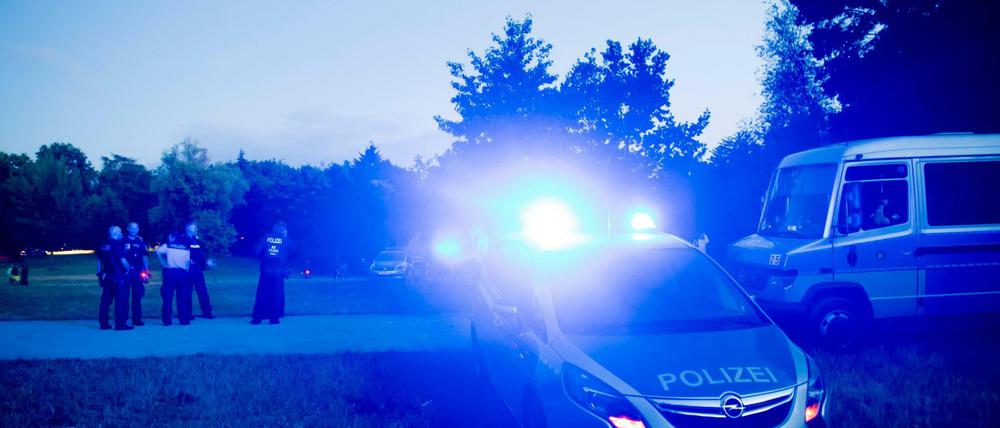Kontrolle ist besser: Polizeifahrzeuge stehen nachts im Volkspark Hasenheide. 