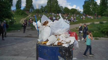 Im hochfrequentierten Mauerpark sollen zusätzliche Müllcontainer aufgestellt werden, kündigt die Pankower Bezirksstadträtin Manuela Anders-Granitzki an.
